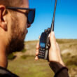 un barbat foloseste un walkie-talkie