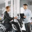 un client incearca o motocicleta la un dealer moto