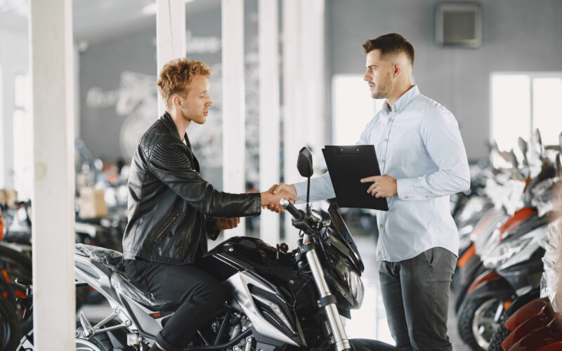 un client incearca o motocicleta la un dealer moto