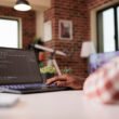 un programator lucreaza la un laptop