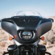 motocicleta cruiser neagra indian cu farul in prim plan si un munte in spate