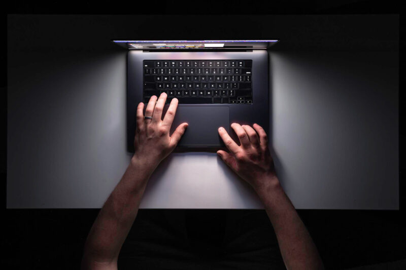 imagine cu mainile unui barbat care foloseste un laptop