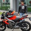 motocicleta naked aprilia de culoare rosie cu pilotul moto gp jorge martin