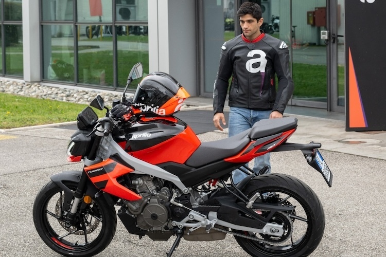 motocicleta naked aprilia de culoare rosie cu pilotul moto gp jorge martin