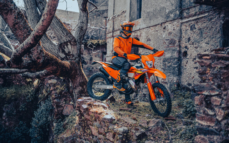 motocicleta portocalie enduro fotografiata in intr-un mediu urban