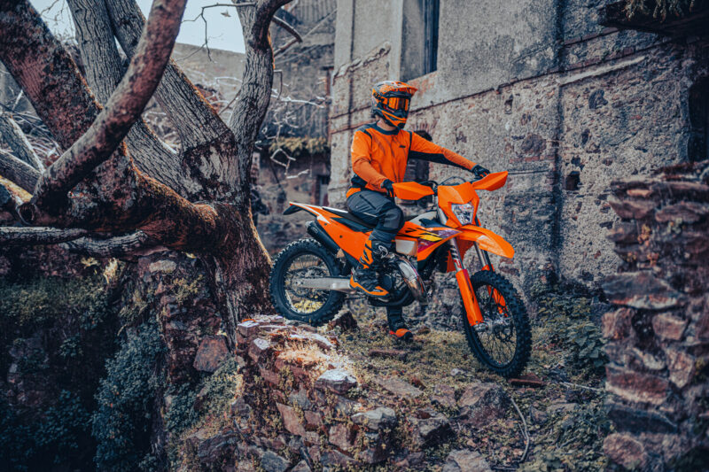 motocicleta portocalie enduro fotografiata in intr-un mediu urban