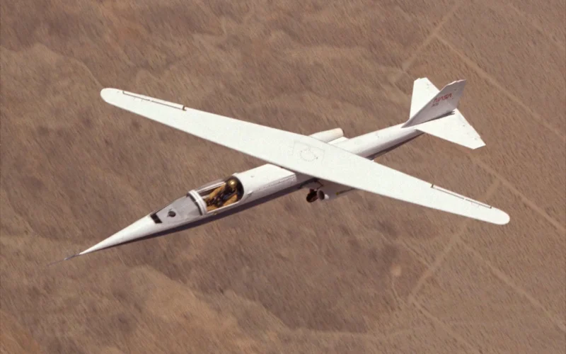 un avion cu aripa oblica in aer