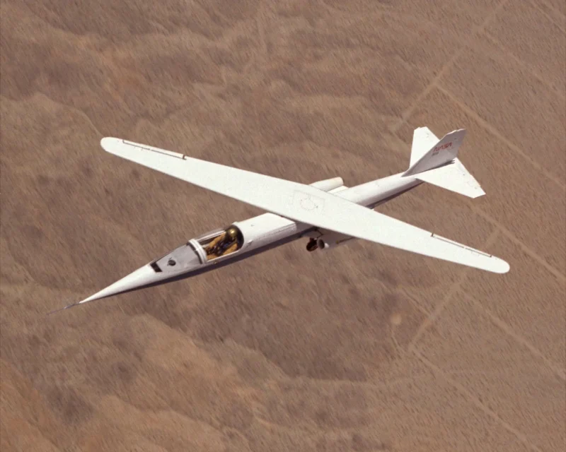 un avion cu aripa oblica in aer