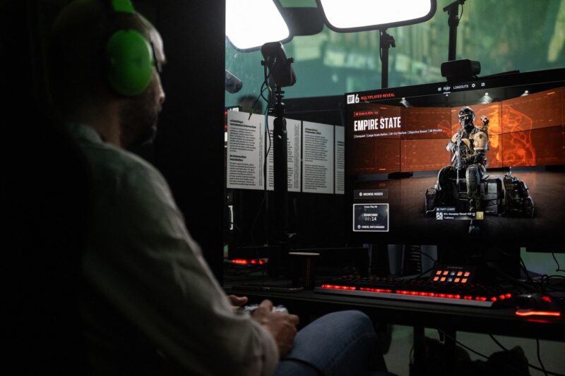 Gamer care joacă varianta de test a Battlefield 6