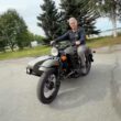 un barbat pe o motocicleta ural cu atas