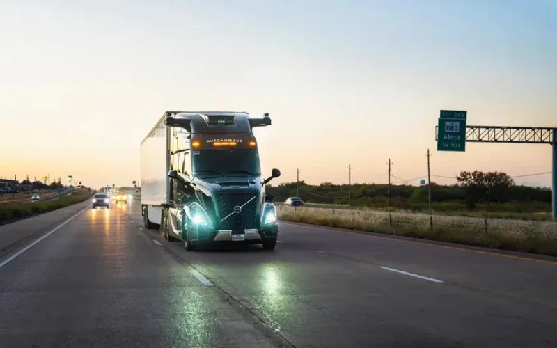 Camioanele de marfă fără șofer ale companiei Aurora încep operațiuni nocturne, compania anunță și extinderea în Arizona