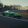 Mașină sport pe un circuit