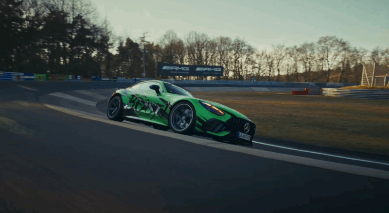 Mașină sport pe un circuit