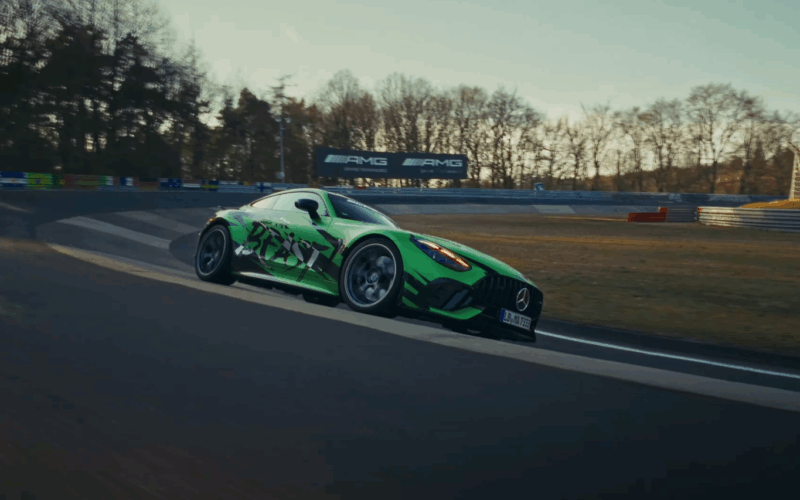 Mașină sport pe un circuit