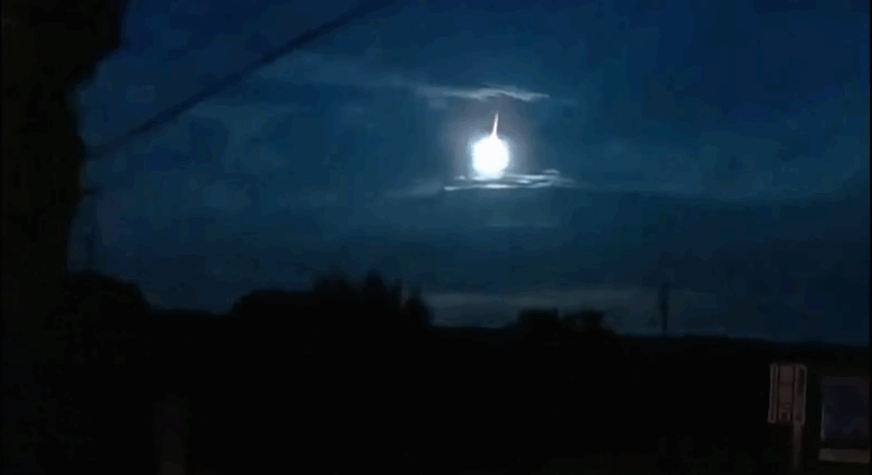Minge de foc ce străbate cerul Japoniei