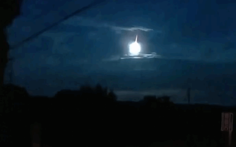 Minge de foc ce străbate cerul Japoniei