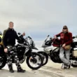 doi motociclisti cu motocicletele lor la malul marii