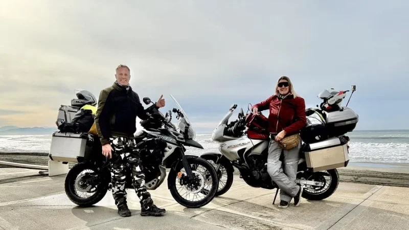 doi motociclisti cu motocicletele lor la malul marii