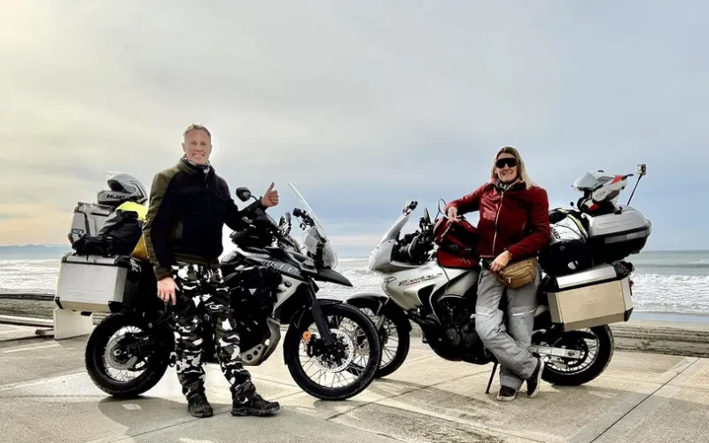 doi motociclisti cu motocicletele lor la malul marii