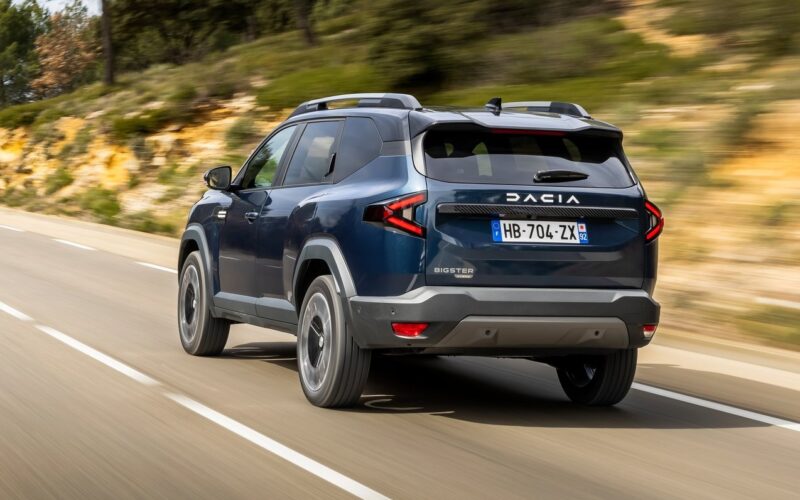 model Dacia bigster in mers, privita din spate