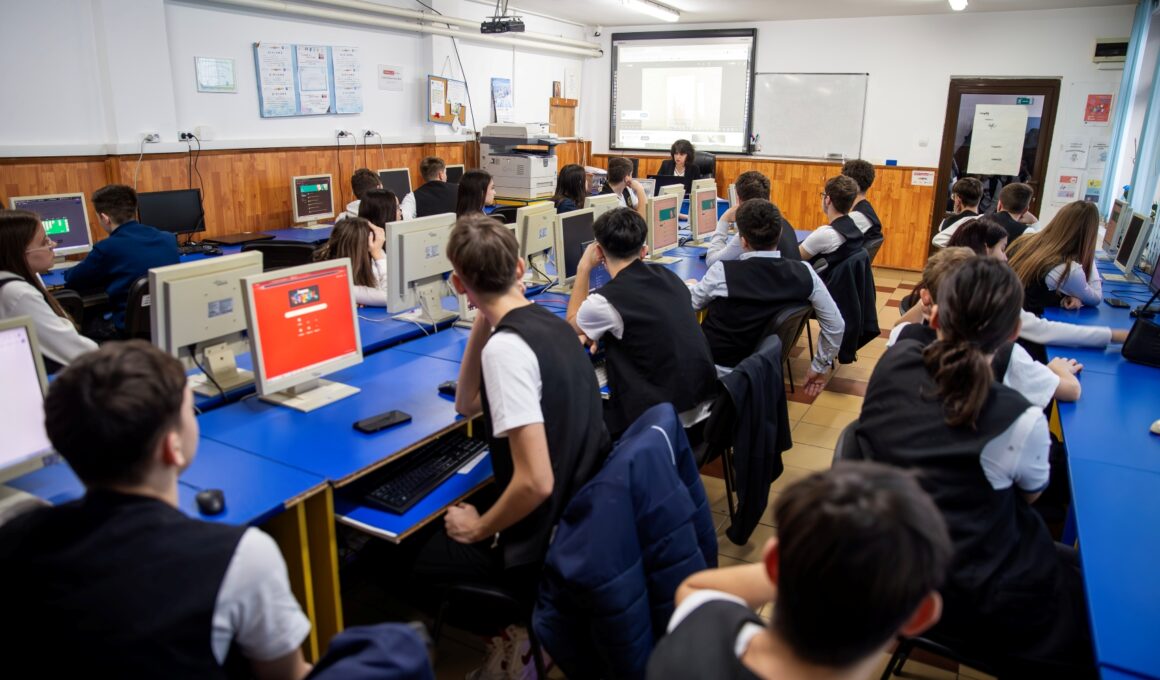 Lecție pilot program Siguranță AI la un liceu din Onești