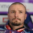 pilot de curse motogp fotografiat la standuri