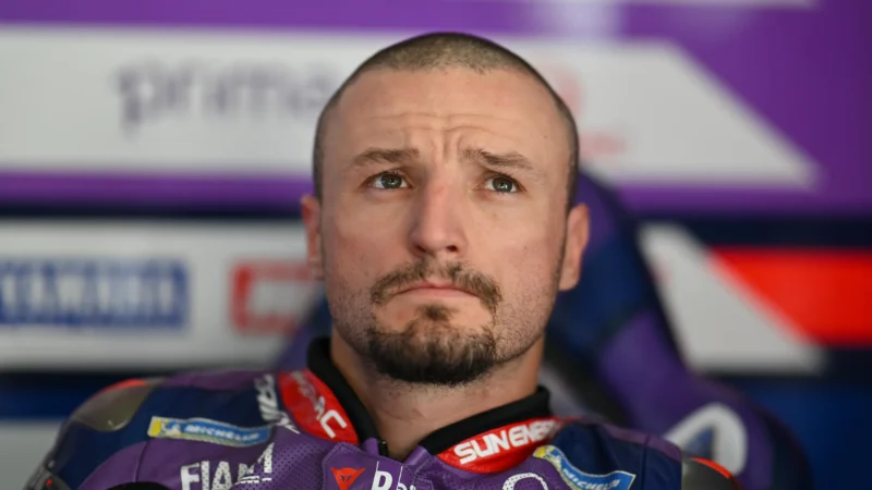 pilot de curse motogp fotografiat la standuri