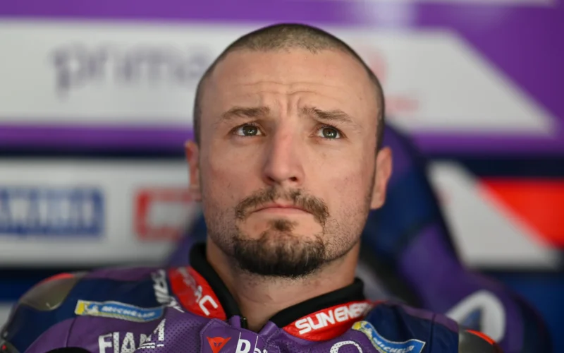 pilot de curse motogp fotografiat la standuri