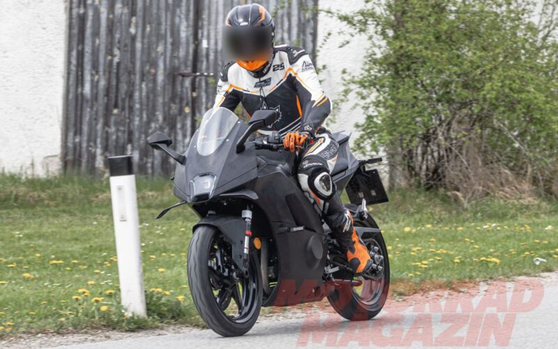 motocicleta neagra cu rider surprinsa pe strada