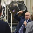 Vladimir Putin discută cu oameni de știință în timpul vizitei la Centrul pentru Rachete și Spațiu Korolev Energia.
