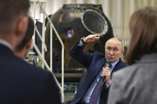 Vladimir Putin discută cu oameni de știință în timpul vizitei la Centrul pentru Rachete și Spațiu Korolev Energia.