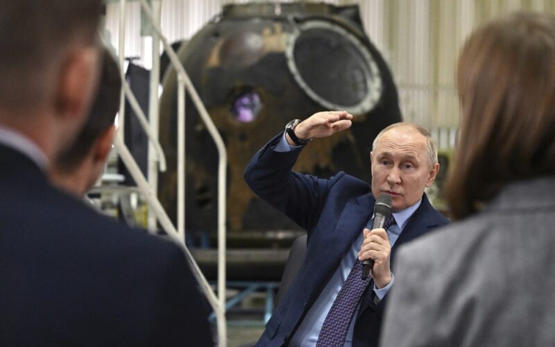 Vladimir Putin discută cu oameni de știință în timpul vizitei la Centrul pentru Rachete și Spațiu Korolev Energia.