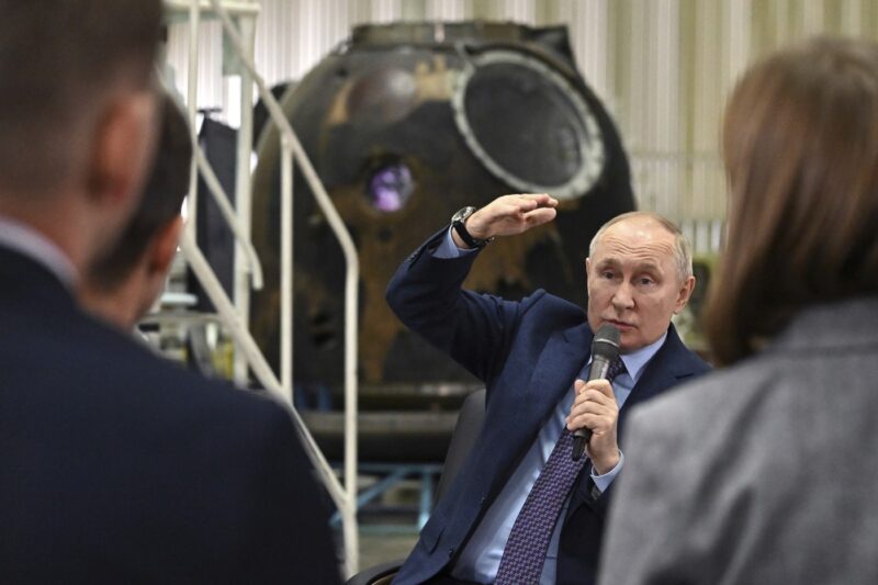 Vladimir Putin discută cu oameni de știință în timpul vizitei la Centrul pentru Rachete și Spațiu Korolev Energia.