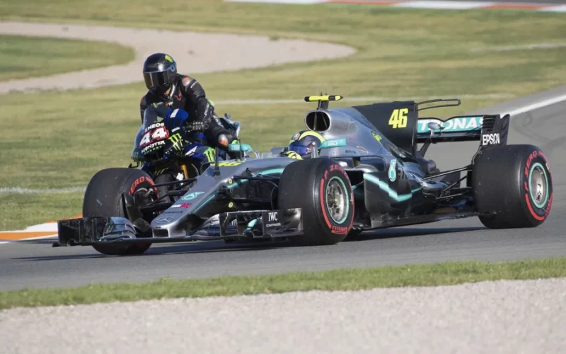 o motocicleta motogp si un monopost formula 1 pe pista