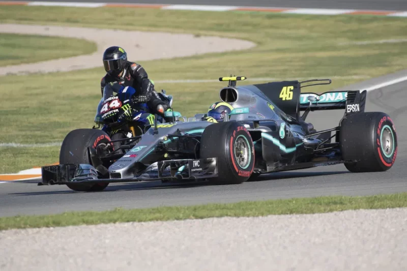 o motocicleta motogp si un monopost formula 1 pe pista
