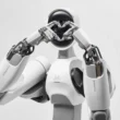 robot umanoid care face semnul inimii cu degetele