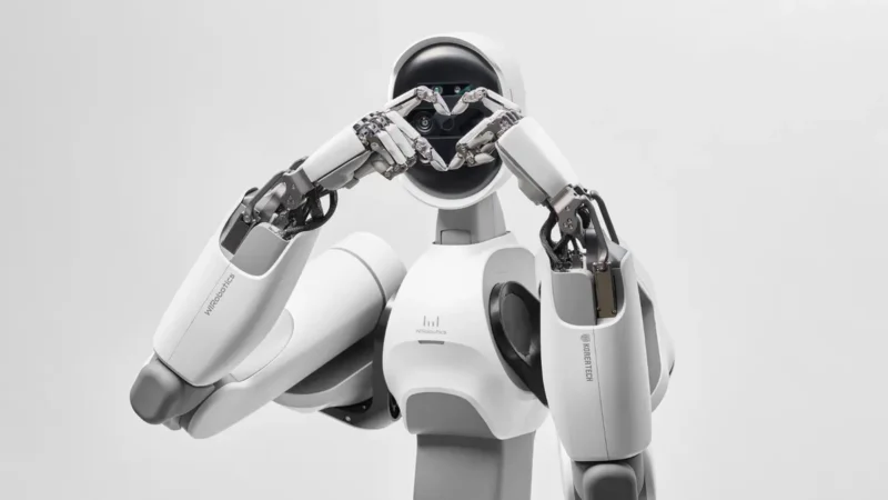 robot umanoid care face semnul inimii cu degetele