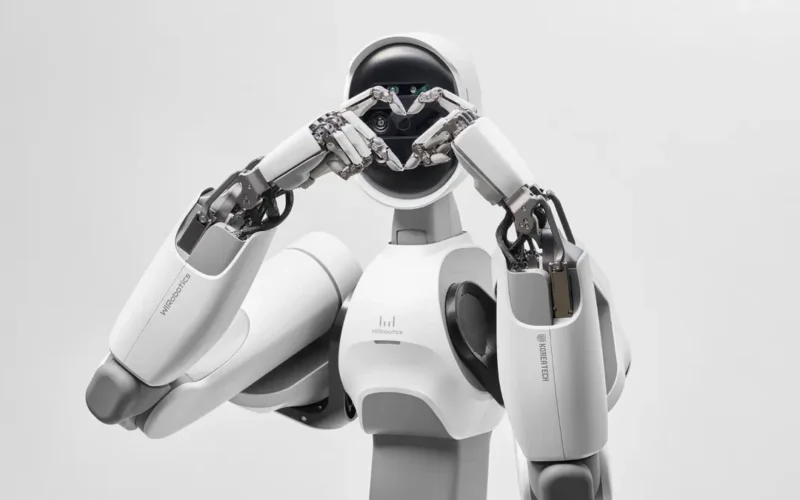 robot umanoid care face semnul inimii cu degetele