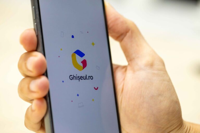 Aplicația Ghiseul.ro, deschisă pe un smartphone