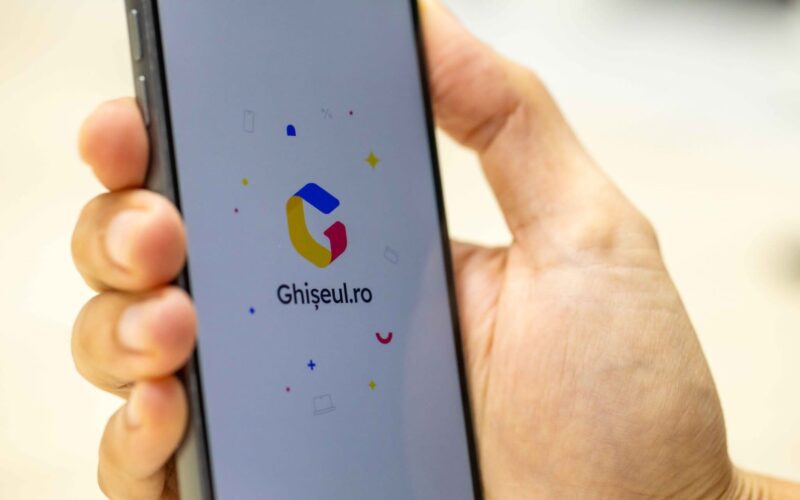Aplicația Ghiseul.ro, deschisă pe un smartphone