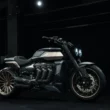 motocicleta facuta pe comanda pe fundal negreu
