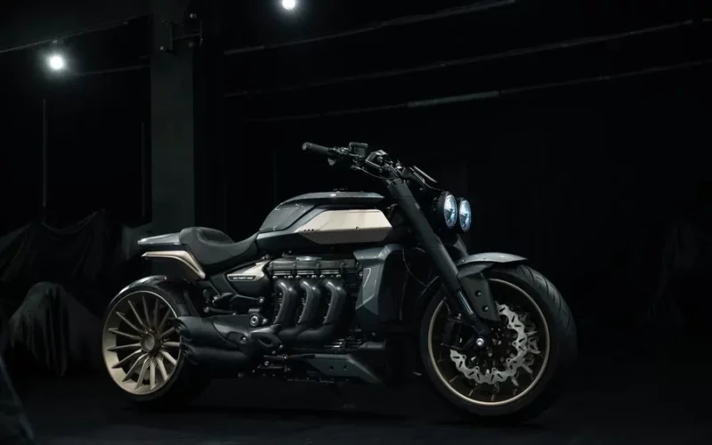 motocicleta facuta pe comanda pe fundal negreu
