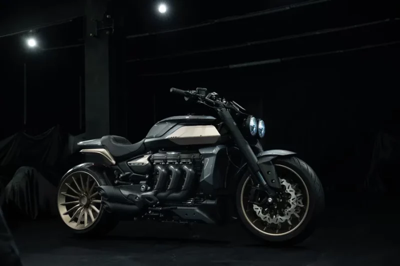 motocicleta facuta pe comanda pe fundal negreu