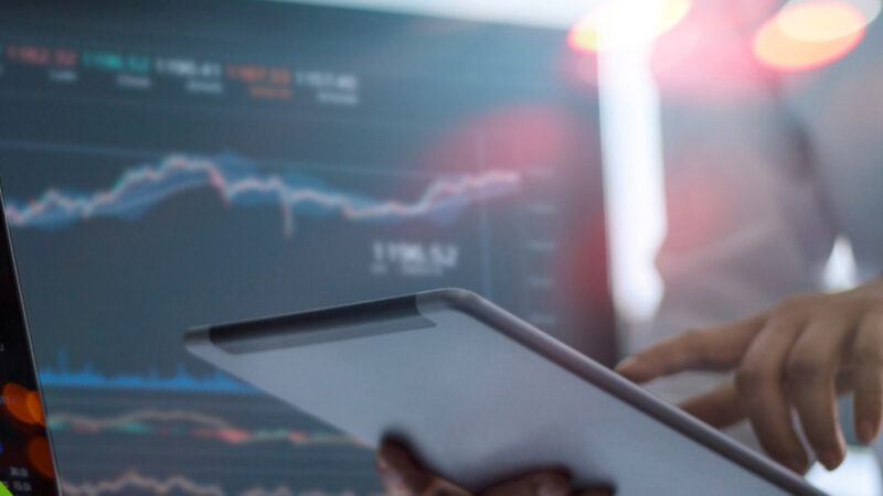 un broker foloseste o tableta