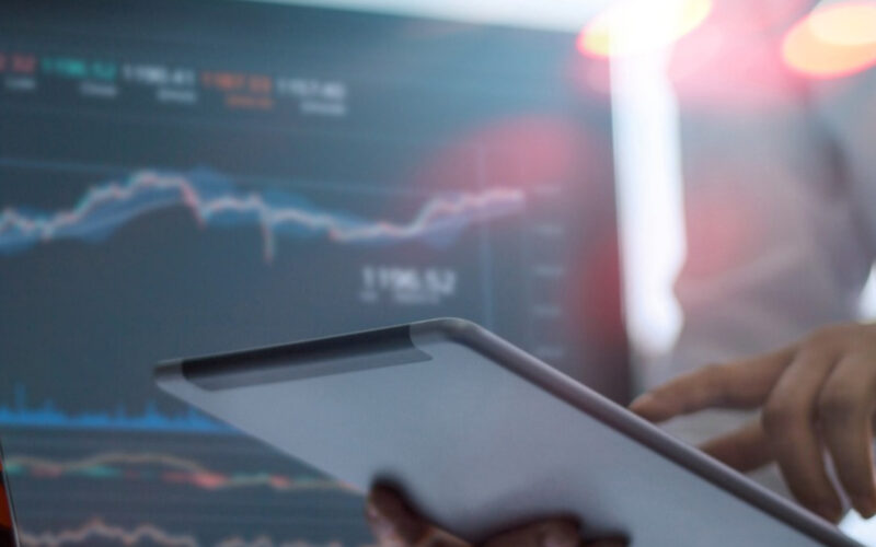 un broker foloseste o tableta