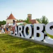 numele arobs la un festival