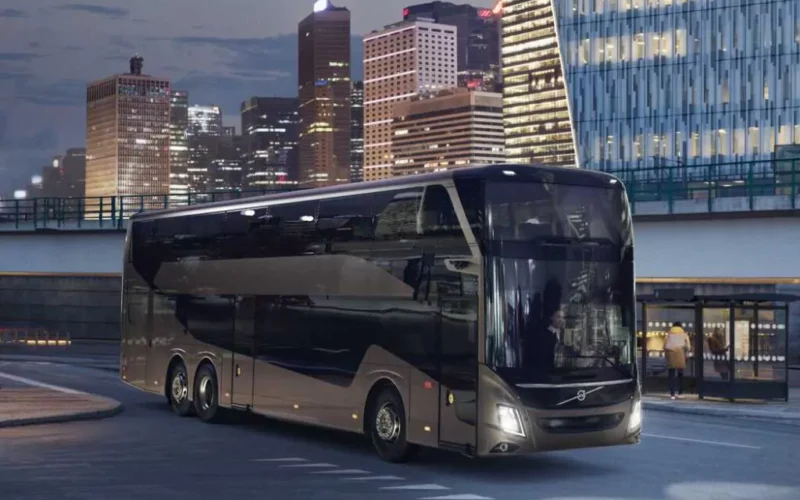 autobuz pe o strada