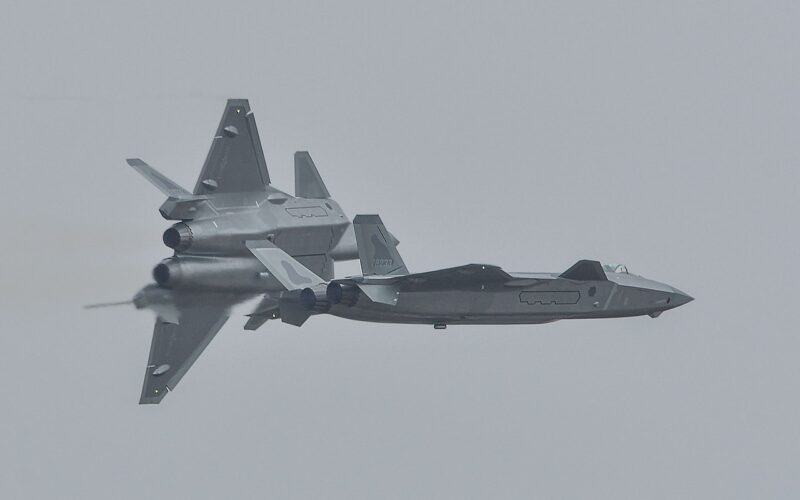 avioane chinezesti J 20 in zbor