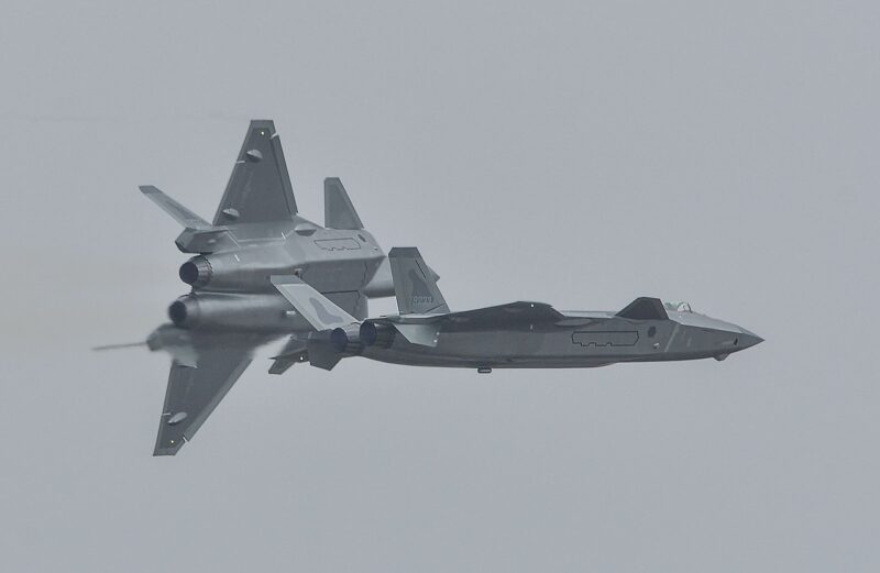 avioane chinezesti J 20 in zbor
