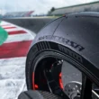 cauciucul spate al unei motociclete pe circuit